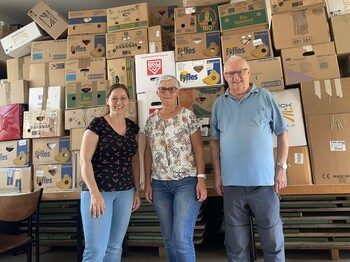 Die „Packerlschupfer“ bei der Kleidersammlung in Peuerbach: Von,li.  Stadträtin Cornelia Schönbauer, Heidi Manigatterer, Helmut Auinger