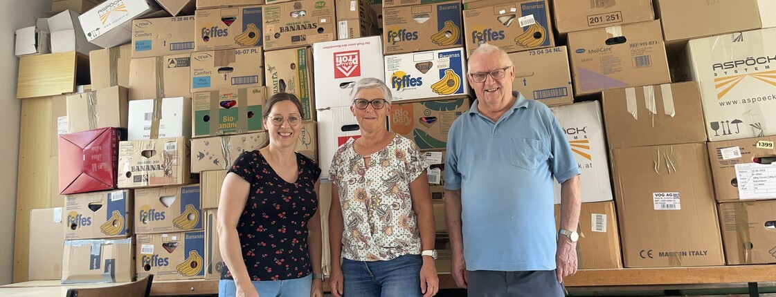 Die „Packerlschupfer“ bei der Kleidersammlung in Peuerbach: Von,li.  Stadträtin Cornelia Schönbauer, Heidi Manigatterer, Helmut Auinger