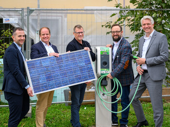 Tolle Zusammenarbeit - nachhaltig und sozial. (im Bild v.l.n.r.: Linz AG-Projektleiter Jakob Auer, Gernot Glasner, Josef Ratzenböck, Direktor der Caritas OÖ Stefan Pimmingstorferund LINZ AG Vorstandsdirektor Mag. DI Josef
Siligan) Foto: Linz AG_Fotokerschi fünf Männer stehen nebeneinander und halten ein Photovoltaik-Panel vor sich