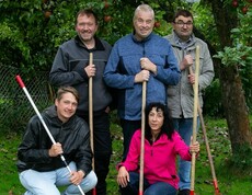 Mitarbeiter Johannes Schneidinger (hockend), Rony Hofer, Roland, H.A.B.I.-Leiterin Claudia Vierlinger und Karl.