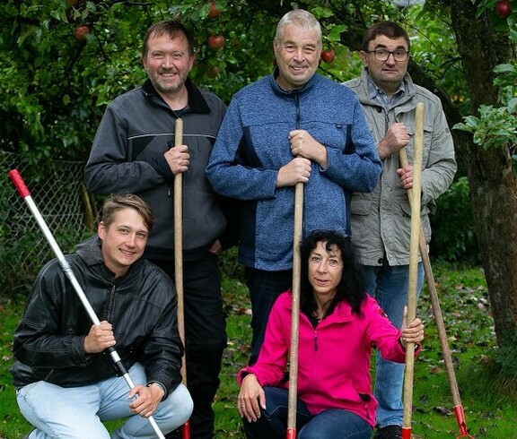 Mitarbeiter Johannes Schneidinger (hockend), Rony Hofer, Roland, H.A.B.I.-Leiterin Claudia Vierlinger und Karl.