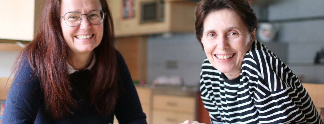 Jovita Hall (li.) vom Mobilen Palliativteam unterstützte Maria Radner im letzten Jahr bei der Begleitung ihrer Schwester.