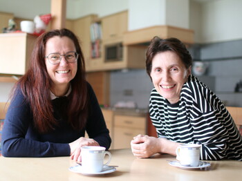 Jovita Hall (li.) vom Mobilen Palliativteam unterstützte Maria Radner im letzten Jahr bei der Begleitung ihrer Schwester.