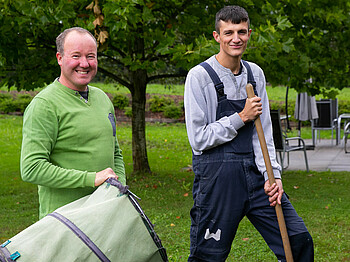 Ermin, der junge Mann aus Bosnien, bei der Gartenarbeit.