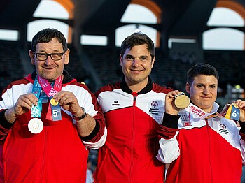 „Abu Dhabi“: Susanne Kramer und Günter Mayrhuber holten bei den Special Olympics in Abu Dhabi eine Gold- und eine Silber-Medaille. Caritas-Mitarbeiter Patrick Oriold (Mitte) betreute die beiden Radfahrer*innen vor Ort.